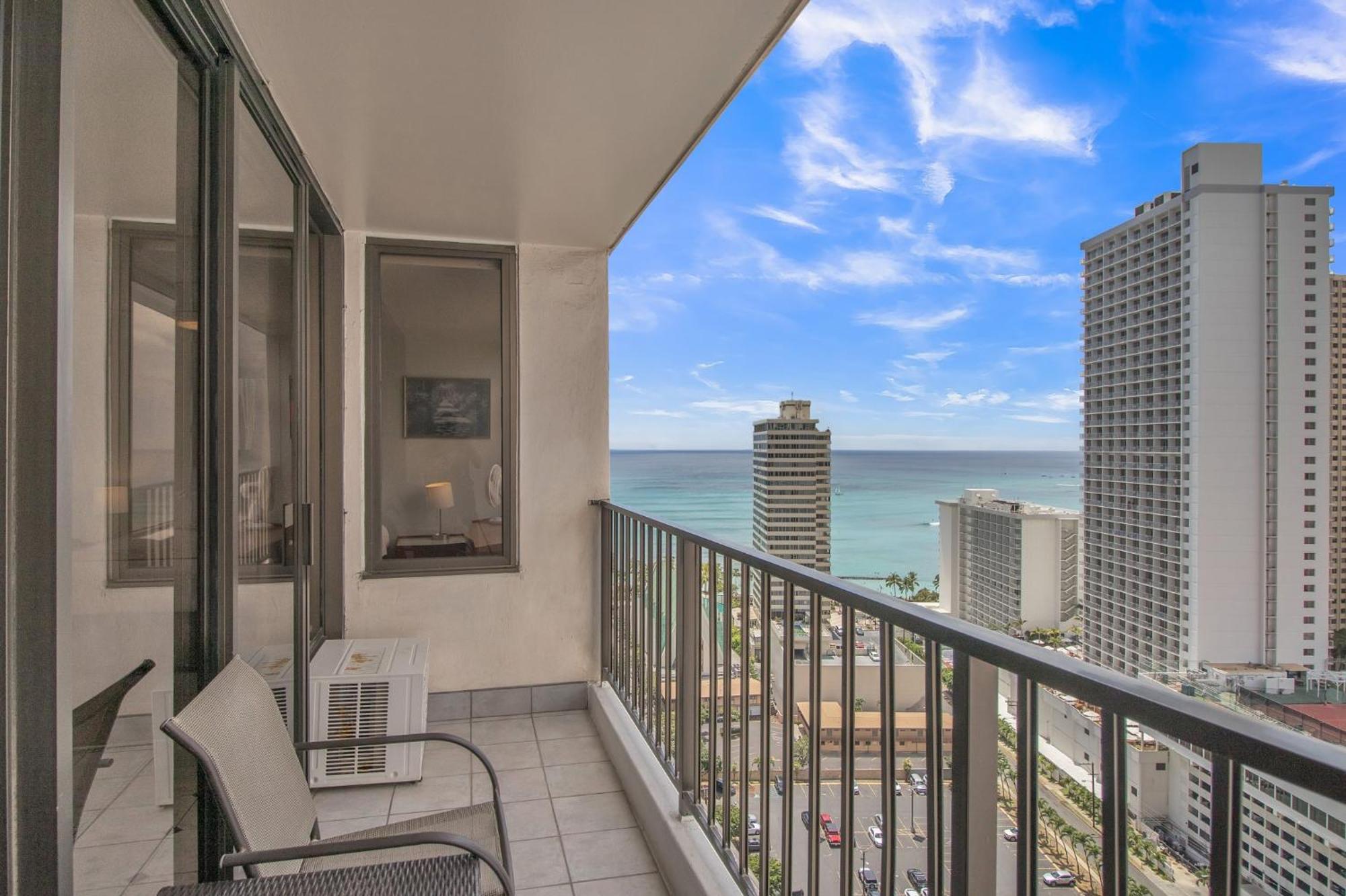 Steps To The Beach! Gorgeous Ocean-view With Complimentary Parking Apartment
