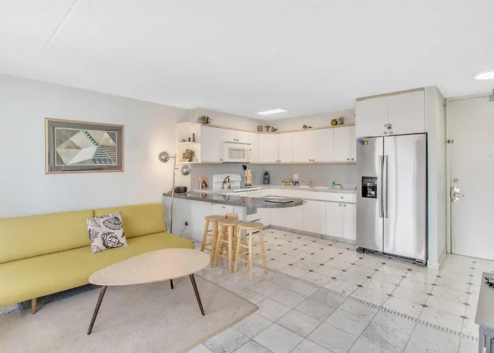 Steps To The Beach! Gorgeous Ocean-View Condo With Complimentary Parking