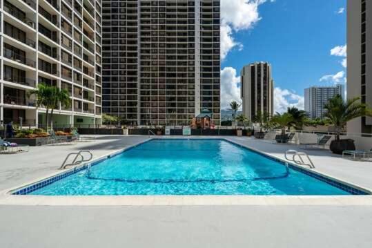 Apartment Steps To The Beach! Gorgeous Ocean-view With Complimentary Parking Honolulu