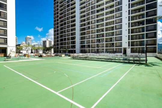 Steps To The Beach! Gorgeous Ocean-view With Complimentary Parking Honolulu