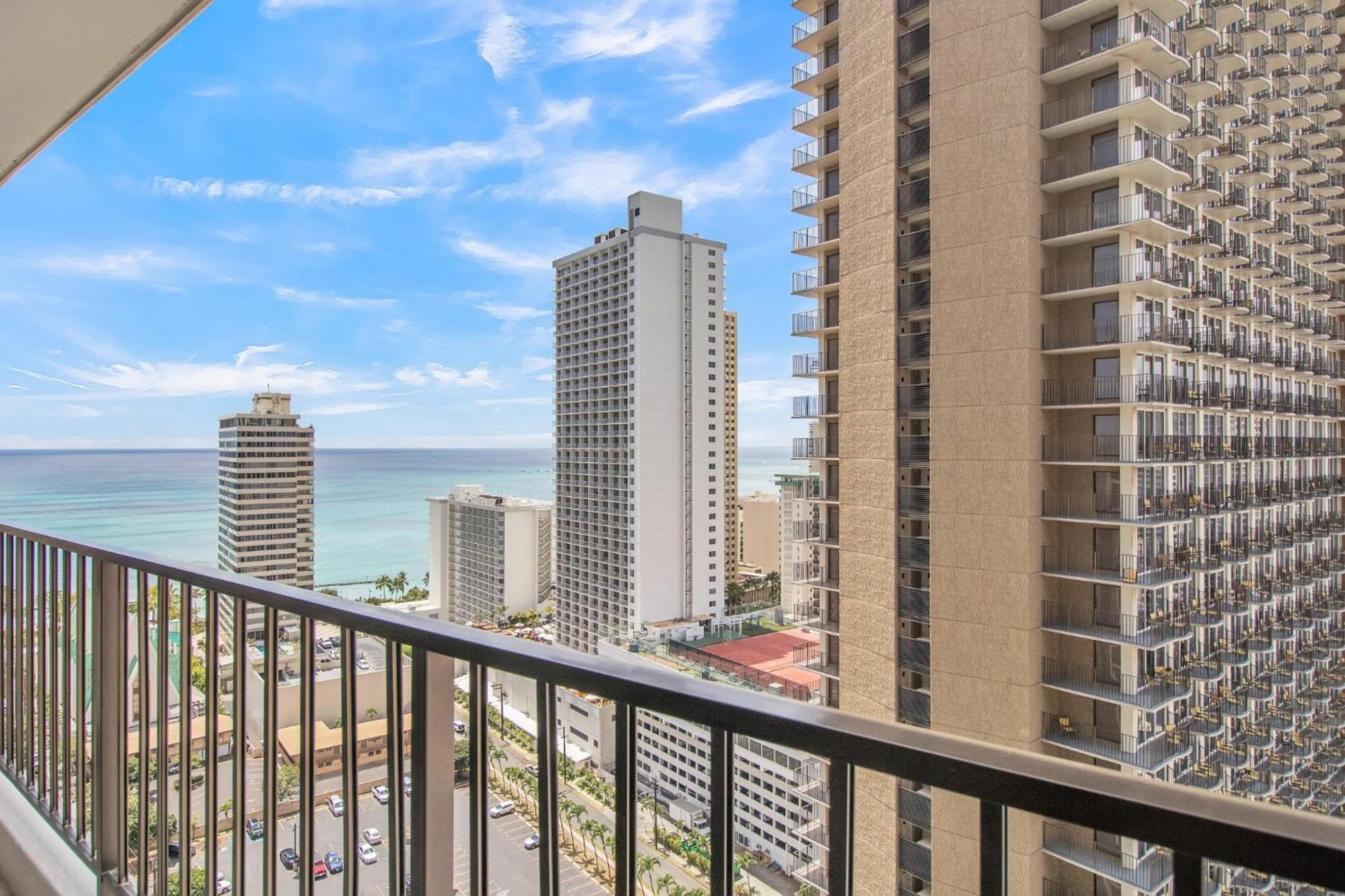 Steps To The Beach! Gorgeous Ocean-view With Complimentary Parking