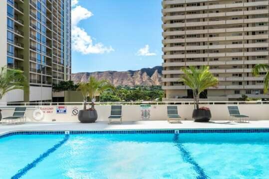 Steps To The Beach! Gorgeous Ocean-view With Complimentary Parking *