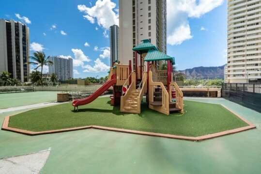 Apartment Steps To The Beach! Gorgeous Ocean-view With Complimentary Parking Honolulu