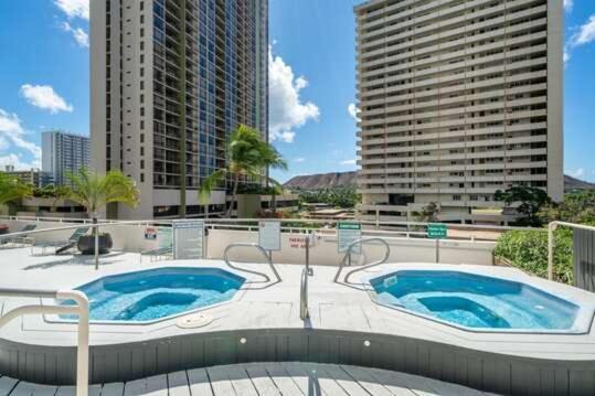 Steps To The Beach! Gorgeous Ocean-view With Complimentary Parking Apartment *