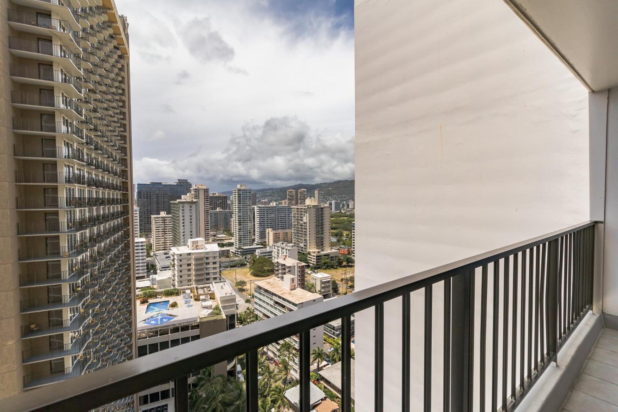 Apartment Steps To The Beach! Gorgeous Ocean-view With Complimentary Parking Honolulu
