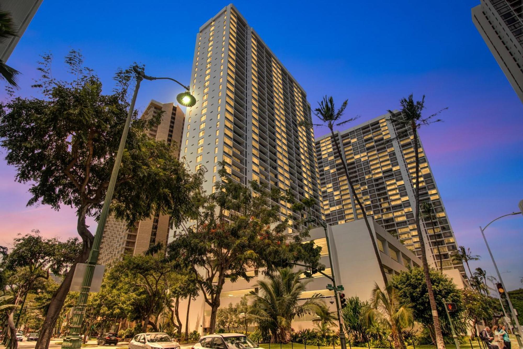 Apartment Steps To The Beach! Gorgeous Ocean-view With Complimentary Parking