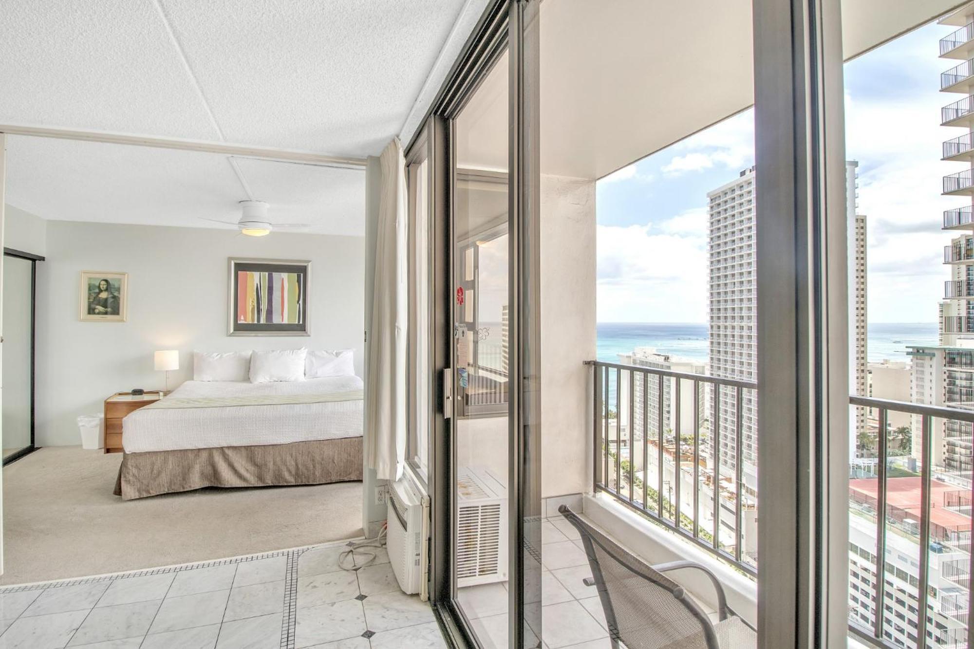 Apartment Steps To The Beach! Gorgeous Ocean-view With Complimentary Parking Honolulu