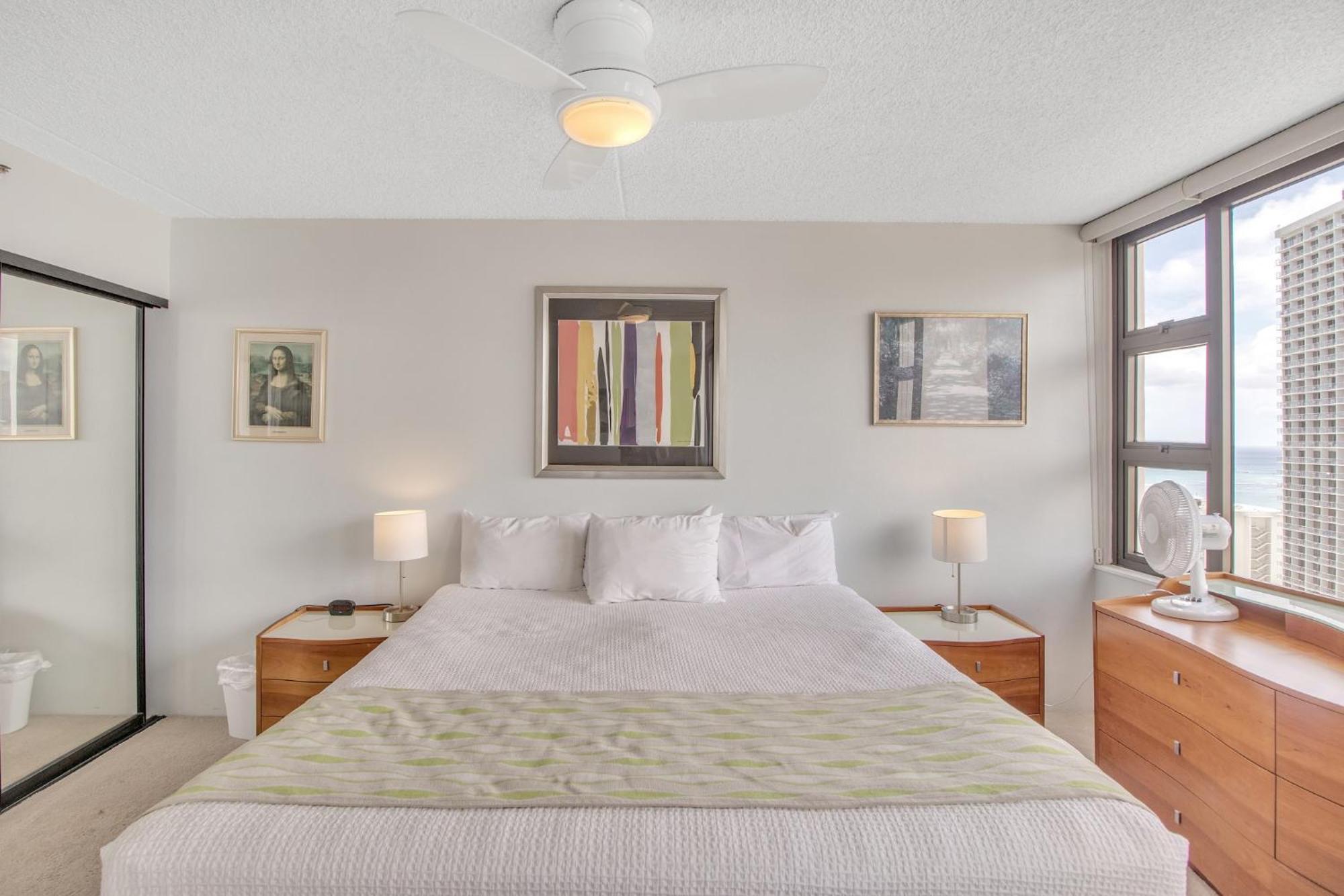 Steps To The Beach! Gorgeous Ocean-view With Complimentary Parking *