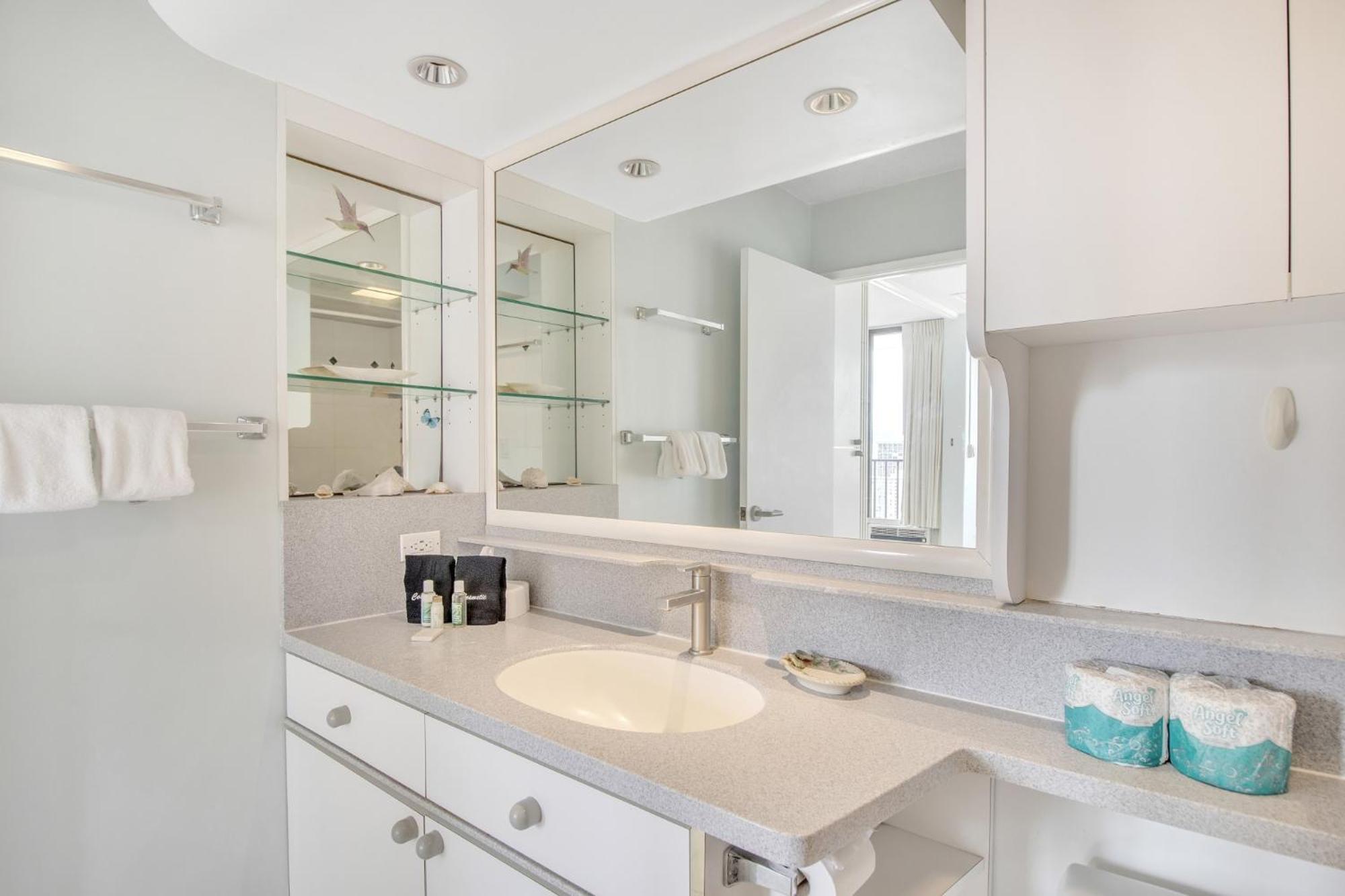 Steps To The Beach! Gorgeous Ocean-view With Complimentary Parking Apartment *